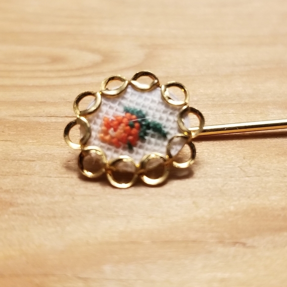 💎 JEWELLERY 2/$25💎 Vintage-Style Needlepoint Stick Pin - Picture 2 of 5